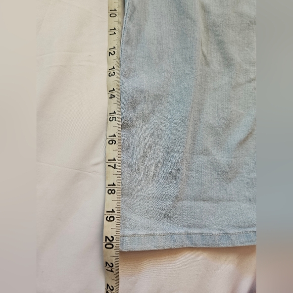 Gloria Vanderbilt Womens Light Wash Amanda Slimming Effect Capri Jeans Size 8 - Picture 10 of 12